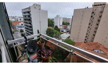 Departamento de 2 ambientes con balcón saliente. Zona Güemes.