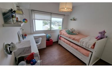Departamento de 2 ambientes con balcón saliente. Zona Güemes.