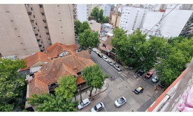 Departamento de 2 ambientes con balcón saliente. Zona Güemes.