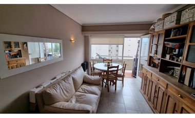 Departamento de 2 ambientes con balcón saliente. Zona Güemes.