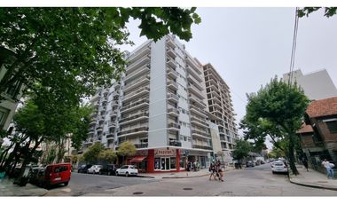 Departamento de 2 ambientes con balcón saliente. Zona Güemes.