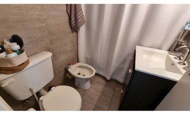 Departamento de 2 ambientes con balcón saliente. Zona Güemes.