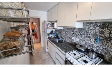 Departamento de 2 ambientes con balcón saliente. Zona Güemes.