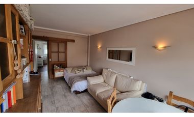 Departamento de 2 ambientes con balcón saliente. Zona Güemes.