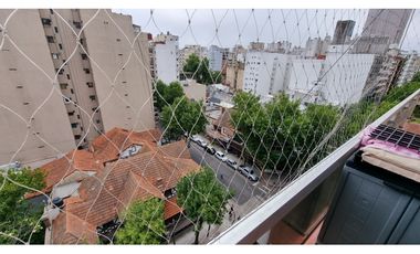 Departamento de 2 ambientes con balcón saliente. Zona Güemes.