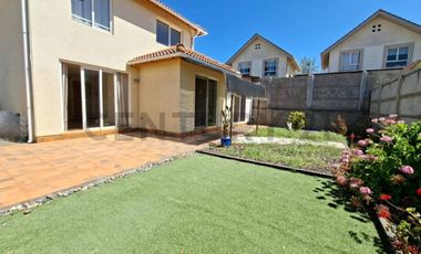 Se arrienda casa en Jardines de Linderos