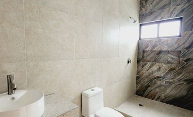 Casa en VENTA MUY AMPLIA Y COCHERA TECHADA fraccionamiento LOMAS DEL DORADO