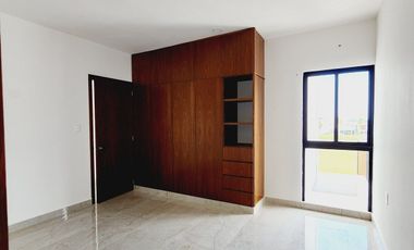 Casa en VENTA MUY AMPLIA Y COCHERA TECHADA fraccionamiento LOMAS DEL DORADO