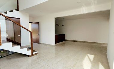Casa en VENTA MUY AMPLIA Y COCHERA TECHADA fraccionamiento LOMAS DEL DORADO