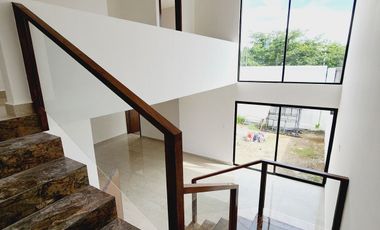 Casa en VENTA MUY AMPLIA Y COCHERA TECHADA fraccionamiento LOMAS DEL DORADO