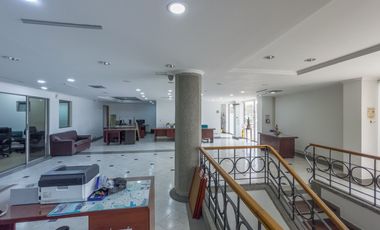 SE ALQUILA EDIFICIO DE 3 PISOS EN EL BARRIO SAN FERNANDO. Cod A5850