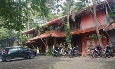 Bangunan bernuansa Bali yang terletak Jalan utama karanglayung,Cipedes,sukajadi
