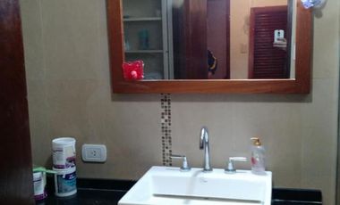 HERMOSO CHALET EN 2 PLANTAS CON GARAGE Y JARDIN AL FONDO.