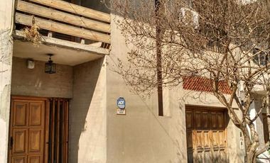HERMOSO CHALET EN 2 PLANTAS CON GARAGE Y JARDIN AL FONDO.
