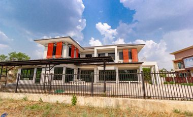 Large modern family home on 2.5 rai Warin Chamrap