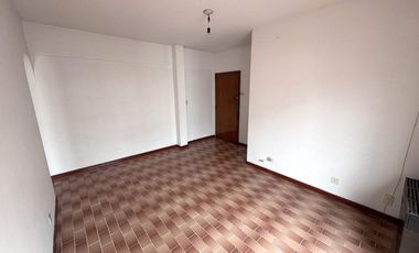 Venta 2 Ambientes, Balcón Corrido Al Frente, Muy Bajas Expensas