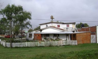 Casa en esquina de 5 amb con balcón