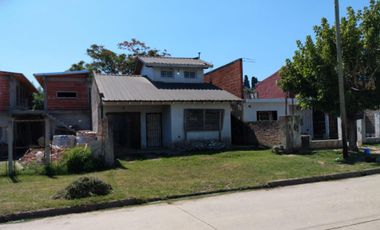EXCELENTE PROPIEDAD DE CUATRO AMBIENTES JARDIN PATIO Y FONDO LIBRE