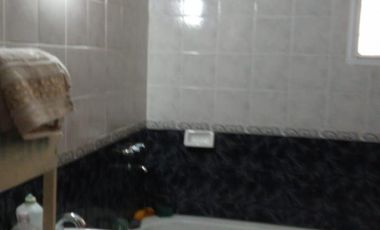 EXCELENTE PROPIEDAD DE CUATRO AMBIENTES JARDIN PATIO Y FONDO LIBRE