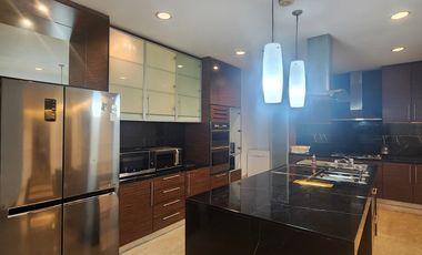 Rumah Mewah dengan 5 Kamar Tidur