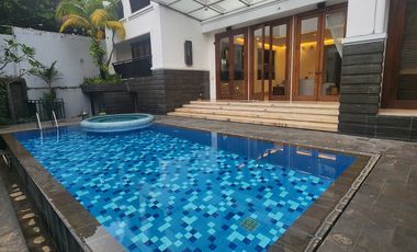 Rumah Mewah dengan 5 Kamar Tidur