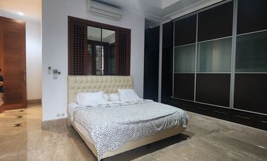 Rumah Mewah dengan 5 Kamar Tidur