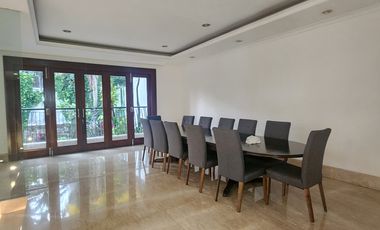 Rumah Mewah dengan 5 Kamar Tidur