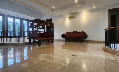 Rumah Mewah dengan 5 Kamar Tidur