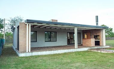 CASA DE DOS DORMITORIOS CON PISCINA Y COCHERA SEMI CUBIERTA. BARRIO PRIVADO, LAS CASUARINAS. IBARLUCEA.