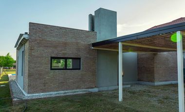CASA DE DOS DORMITORIOS CON PISCINA Y COCHERA SEMI CUBIERTA. BARRIO PRIVADO, LAS CASUARINAS. IBARLUCEA.