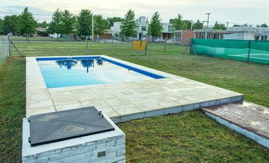 CASA DE DOS DORMITORIOS CON PISCINA Y COCHERA SEMI CUBIERTA. BARRIO PRIVADO, LAS CASUARINAS. IBARLUCEA.