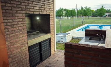 CASA DE DOS DORMITORIOS CON PISCINA Y COCHERA SEMI CUBIERTA. BARRIO PRIVADO, LAS CASUARINAS. IBARLUCEA.