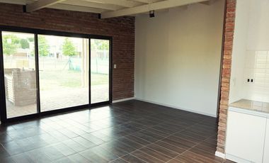 CASA DE DOS DORMITORIOS CON PISCINA Y COCHERA SEMI CUBIERTA. BARRIO PRIVADO, LAS CASUARINAS. IBARLUCEA.