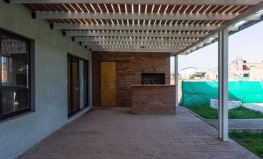CASA DE DOS DORMITORIOS CON PISCINA Y COCHERA SEMI CUBIERTA. BARRIO PRIVADO, LAS CASUARINAS. IBARLUCEA.