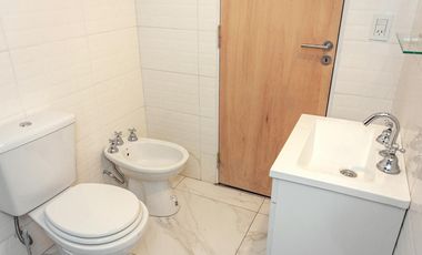 CASA DE DOS DORMITORIOS CON PISCINA Y COCHERA SEMI CUBIERTA. BARRIO PRIVADO, LAS CASUARINAS. IBARLUCEA.