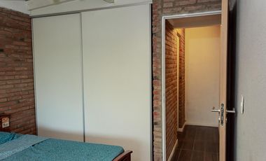 CASA DE DOS DORMITORIOS CON PISCINA Y COCHERA SEMI CUBIERTA. BARRIO PRIVADO, LAS CASUARINAS. IBARLUCEA.