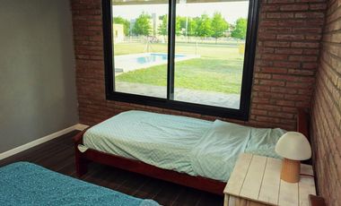 CASA DE DOS DORMITORIOS CON PISCINA Y COCHERA SEMI CUBIERTA. BARRIO PRIVADO, LAS CASUARINAS. IBARLUCEA.