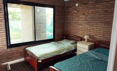 CASA DE DOS DORMITORIOS CON PISCINA Y COCHERA SEMI CUBIERTA. BARRIO PRIVADO, LAS CASUARINAS. IBARLUCEA.