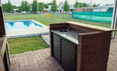 CASA DE DOS DORMITORIOS CON PISCINA Y COCHERA SEMI CUBIERTA. BARRIO PRIVADO, LAS CASUARINAS. IBARLUCEA.