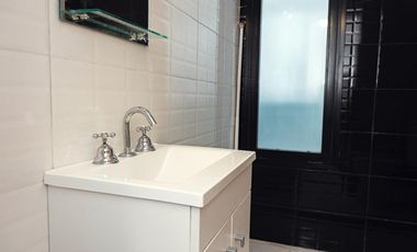 CASA DE DOS DORMITORIOS CON PISCINA Y COCHERA SEMI CUBIERTA. BARRIO PRIVADO, LAS CASUARINAS. IBARLUCEA.