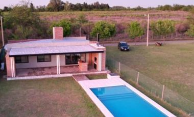 CASA DE DOS DORMITORIOS CON PISCINA Y COCHERA SEMI CUBIERTA. BARRIO PRIVADO, LAS CASUARINAS. IBARLUCEA.