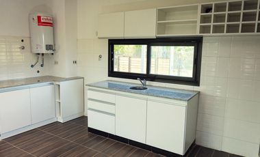 CASA DE DOS DORMITORIOS CON PISCINA Y COCHERA SEMI CUBIERTA. BARRIO PRIVADO, LAS CASUARINAS. IBARLUCEA.