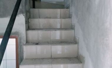 DIJUAL RUMAH SIAP HUNI TENGAH KOTA 2 LANTAI HARGA MURAH