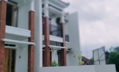 DIJUAL RUMAH SIAP HUNI TENGAH KOTA 2 LANTAI HARGA MURAH
