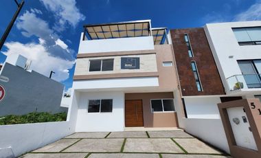Venta de casa nueva de 3 niveles en El Condado Corregidora