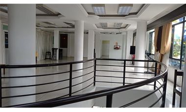 EN ALQUILER AMPLIO LOCAL COMERCIAL
