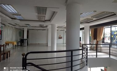 EN ALQUILER AMPLIO LOCAL COMERCIAL