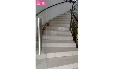 EN ALQUILER AMPLIO LOCAL COMERCIAL