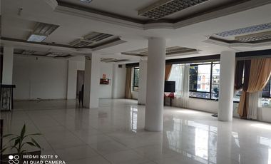 EN ALQUILER AMPLIO LOCAL COMERCIAL