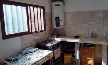 Casa 2 amb con patio y dependencia. Lote 170m2. Calle 9 de Julio y 182.